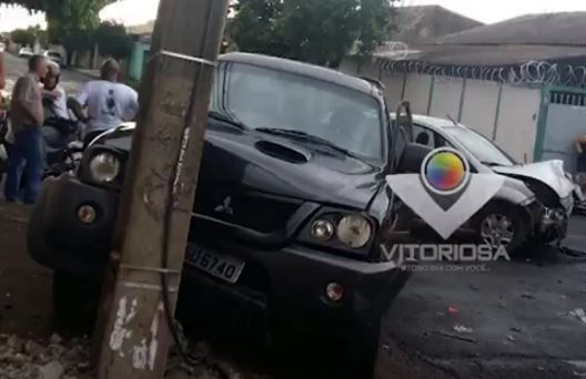 Carro Derruba Poste E Deixa Parte Do Bairro Pacaembu Sem Energia V