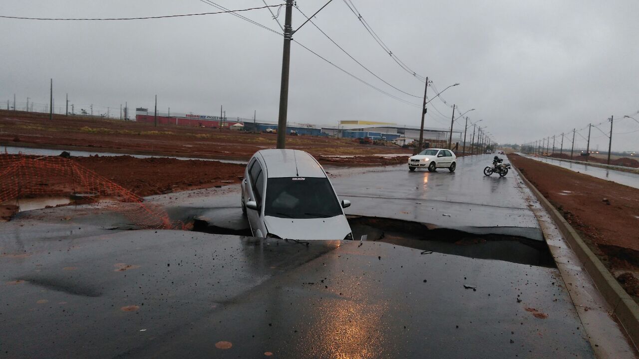 Asfalto Cede E Carro Cai Em Cratera Que Se Abriu No Bairro Jardim