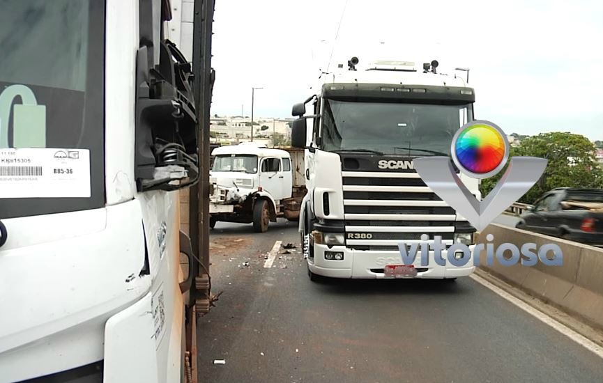 Acidente Entre Tr S Caminh Es Causa Congestionamento Na Br V Tv