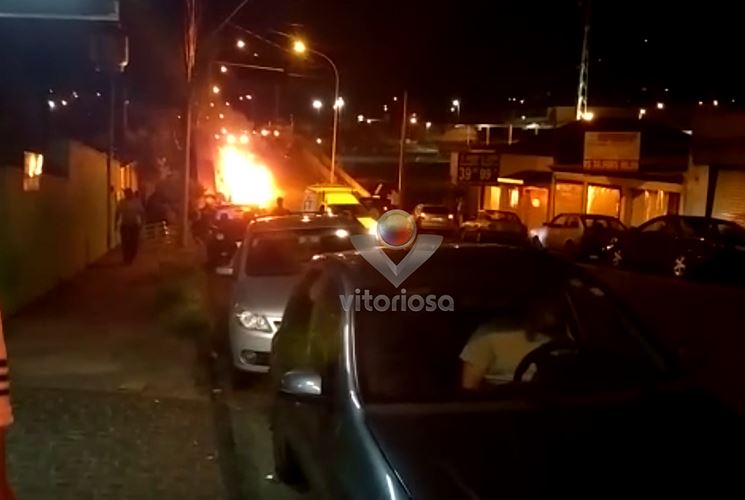 Carro Bate Em Moto Que Pega Fogo E Deixa Duas Pessoas Feridas No