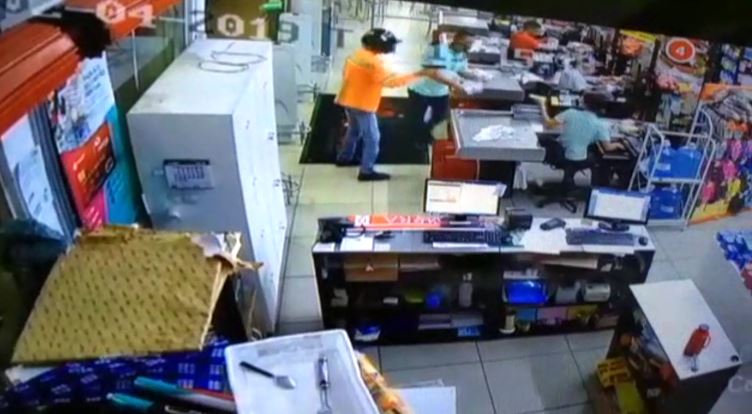 V Deo Flagrante Bandido Invade Supermercado Arma Em Punho E Leva