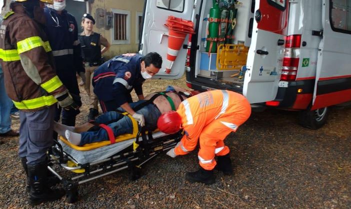 Caminhonete Cai De Ribanceira Na Linha F Rrea E Motorista Escapa Da