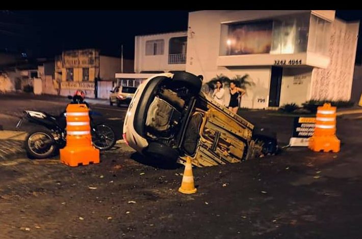 Carro Cai Em Cratera Formada Pela Chuva No Centro De Araguari V Tv