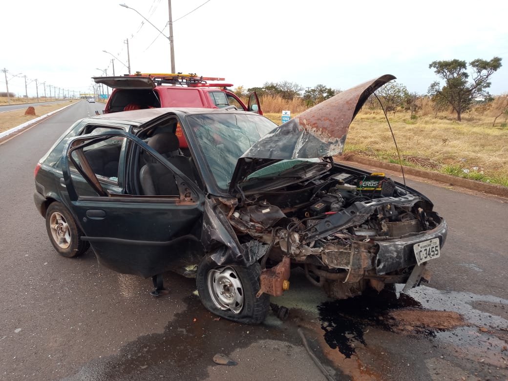 Tr S Pessoas Ficam Feridas Ap S Colis O De Carro Poste De Energia