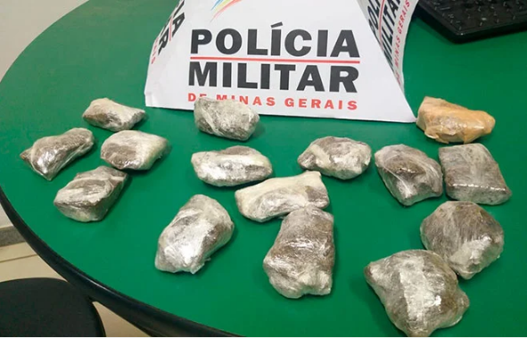 Polícia encontra tabletes de maconha enterrados em vegetação de Patos