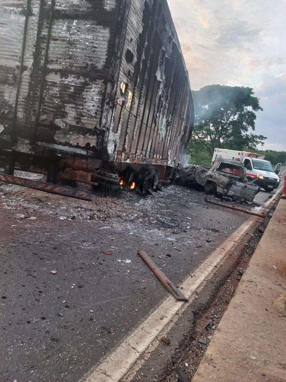 Caminhão e carro de passeio batem de frente e pegam fogo na BR 153 no