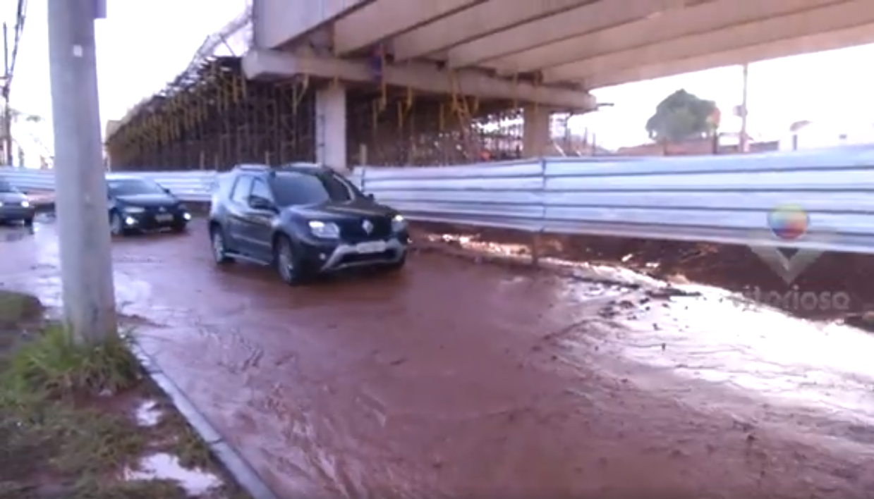 Cano Estoura Em Obra Do Viaduto Na Avenida Nicomedes Zonal Sul De