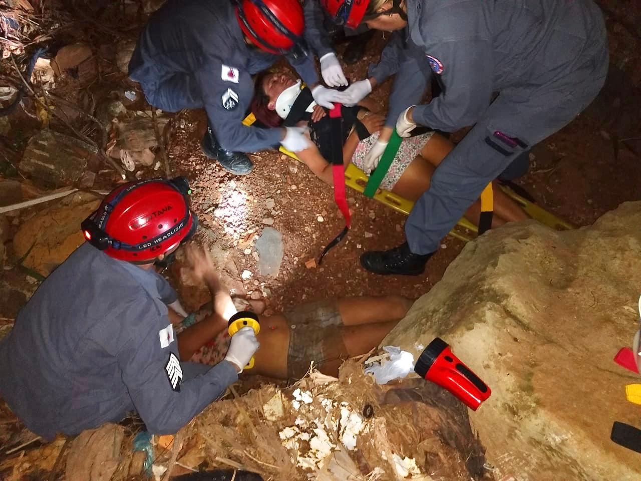 Mulheres Caem Em Buraco De 6 Metros E Sofrem Fraturas Em Uberaba V9 Tv Uberlândia 